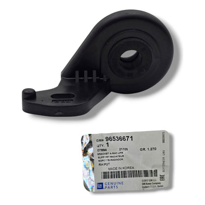 Soporte Superior Radiador Der. Aveo 1.6 L 08/17 Original