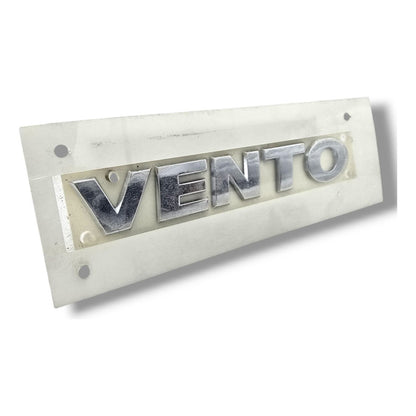 Emblema Cajuela Vw Letras  Vento  13/22 1.6 Lts. Vw Original Cromado